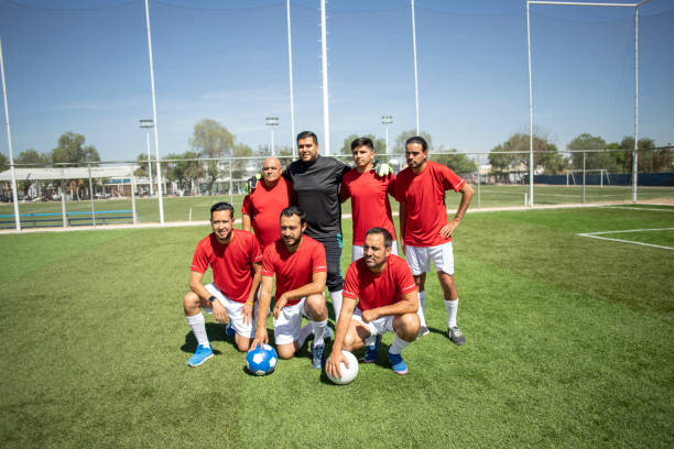 istock Amigos jugando futbol 1390113932