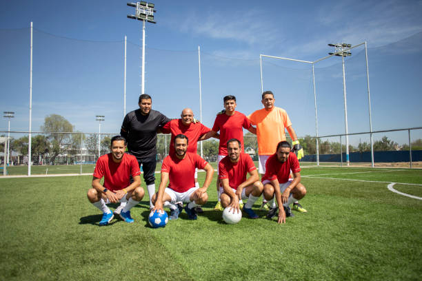 istock Amigos jugando futbol 1390113934