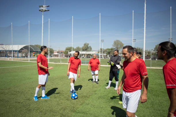 istock Amigos jugando futbol 1390114072