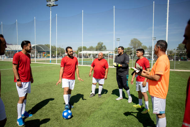 istock Amigos jugando futbol 1390114127