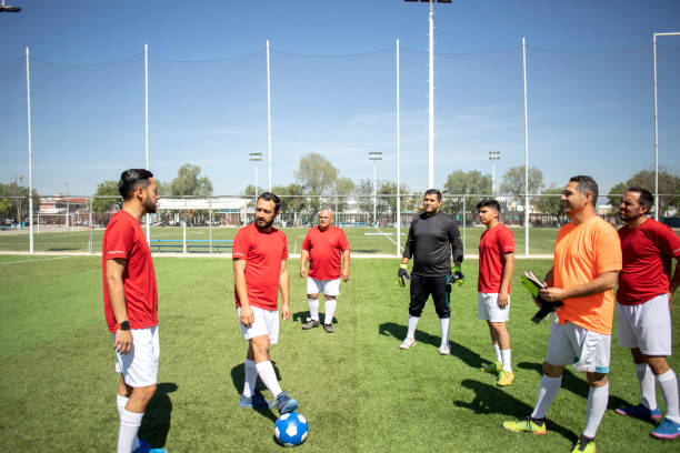 istock Amigos jugando futbol 1390114133