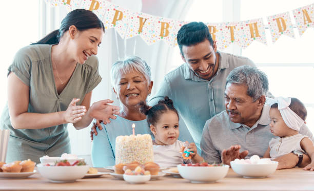 scatto di una famiglia che festeggia un compleanno insieme a casa - birthday child celebration party foto e immagini stock