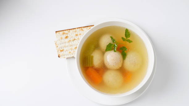caldo de pollo judío con kneidlach (bolas hechas con harina de matzo)sopa de bolas de matzo - matzo soup passover judaism fotografías e imágenes de stock