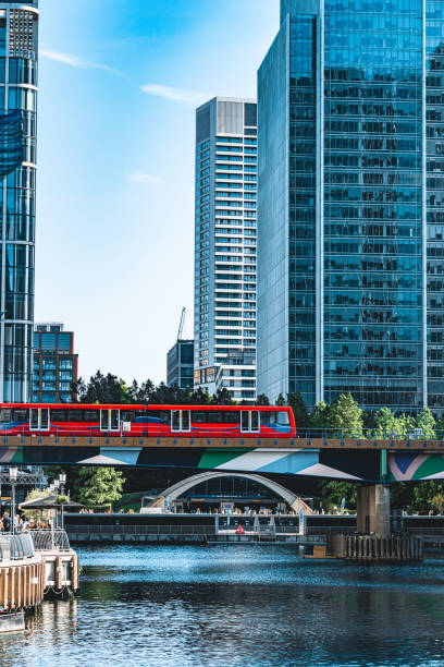 l'architettura moderna della metropolitana canary wharf nei docklands di londra - docklands light railway foto e immagini stock