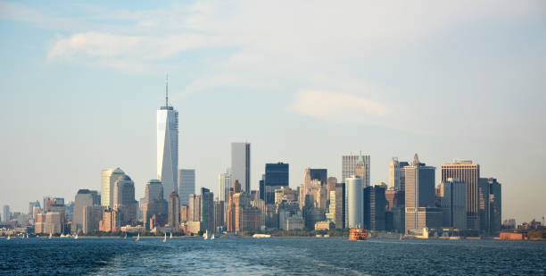 スタテンアイランドフェリーボート、ニューヨーク市からのロウアーマンハッタンのスカイラインのパノラマ画像 - national landmark international landmark cityscape tower ストックフォトと画像