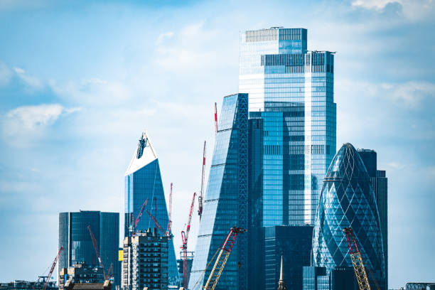 london city skyscrapers overlooking homes along river thames - london england canary wharf skyline cityscape imagens e fotografias de stock