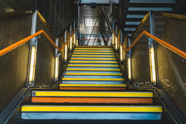 treppe im u-bahnhof - london england vanishing point underground diminishing perspective stock-fotos und bilder