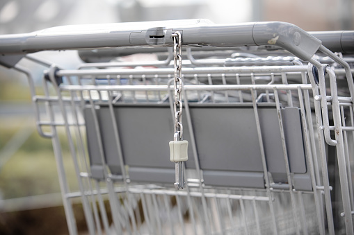 chain connector on a shopping cart \
