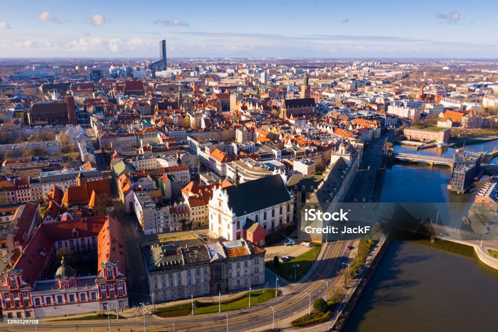 Aerial view of Wroclaw on Oder River with Market Square Picturesque aerial view of Wroclaw on Oder River bank overlooking historical Market Square with Old Town Hall, massive Gothic church of St. Elizabeth and St. Mary Magdalene Church in spring, Poland Wroclaw Stock Photo