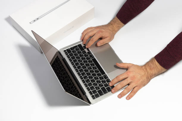 Kedua Macbook memiliki spesifikasi yang berbeda