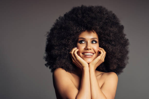 bella donna con acconciatura afro - capelli neri foto e immagini stock