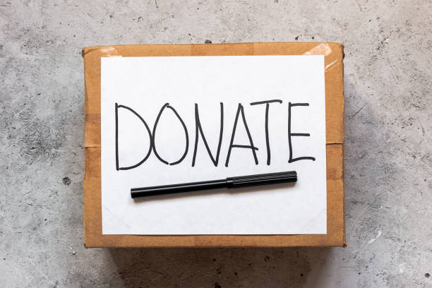primo piano della casella di donazione su sfondo grigio - jar currency donation box charity and relief work foto e immagini stock