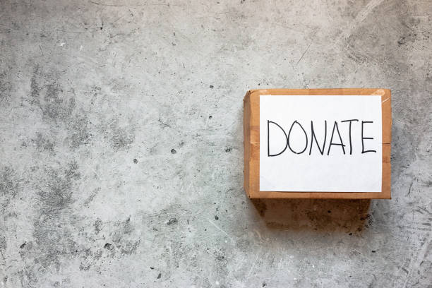 scatola con aiuti umanitari, donazioni, raccolta fondi su sfondo grigio con spazio per il testo - jar currency donation box charity and relief work foto e immagini stock