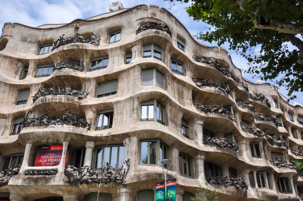 casa mila (la pedrera) casa progettata da antonio gaudi a barcellona, spagna - antonio gaudi foto e immagini stock