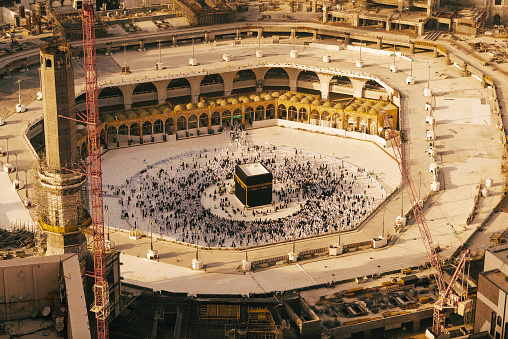 Gente caminando alrededor de la Kaaba photo
