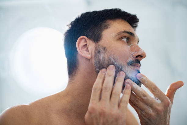 hombre guapo que se lava la cara en el baño - barba pelo facial fotografías e imágenes de stock