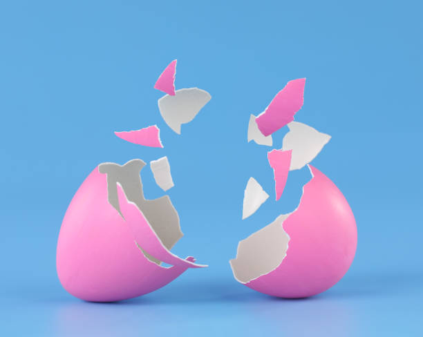 ピンクのイースターエッグは粉々に砕け散り、プロダクトプレースメントのためのスペースでひび割れました。 - eggs cracked opening fragile ストックフォトと画像