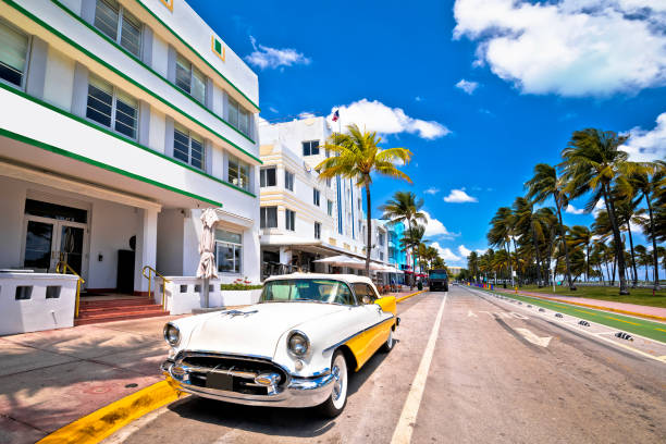 miami south beach ocean drive bunte art deco straßenarchitektur ansicht, - miami beach travel tourist resort vacations stock-fotos und bilder