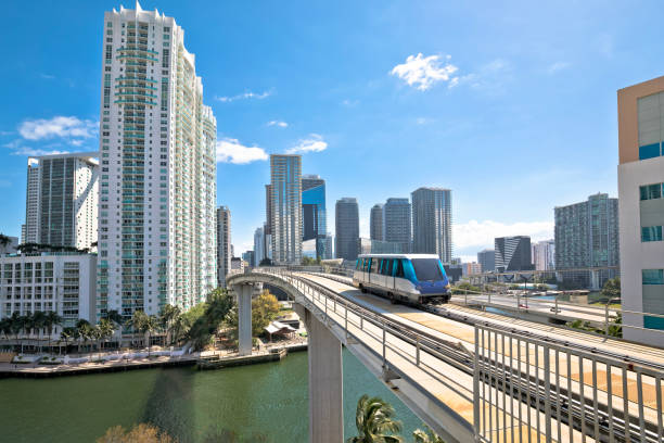 skyline du centre-ville de miami et vue futuriste sur le train de déménagement - colony photos et images de collection