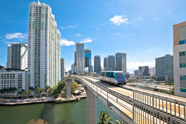 horizonte do centro de miami e vista futurista do trem de mudança - tower florida protection travel - fotografias e filmes do acervo