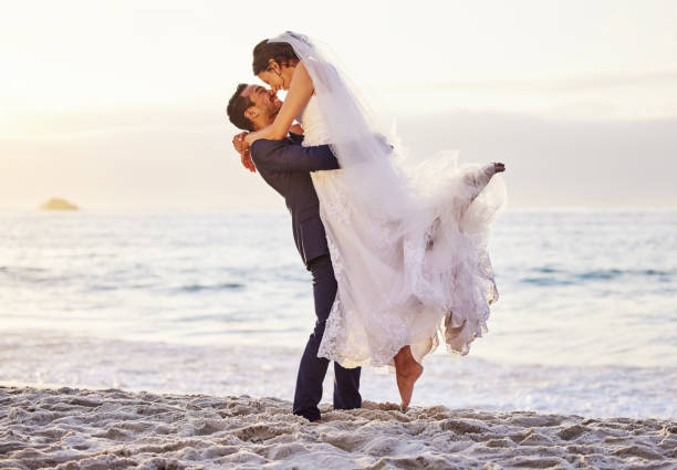 zdjęcie młodej pary na plaży w dniu ślubu - wedding beach bride groom zdjęcia i obrazy z banku zdjęć