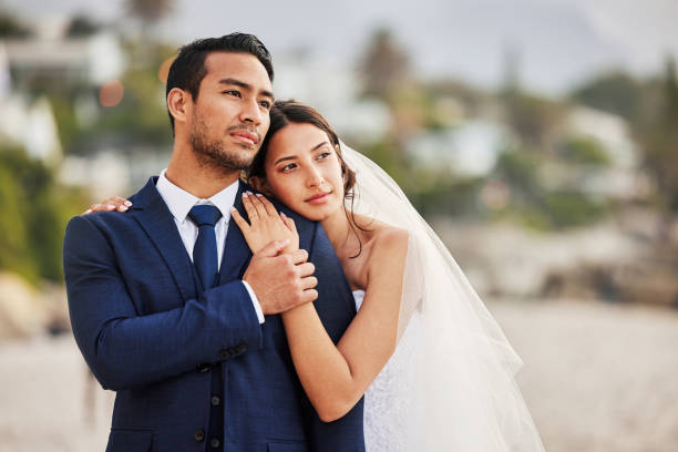 zdjęcie młodej pary na plaży w dniu ślubu - wedding beach bride groom zdjęcia i obrazy z banku zdjęć