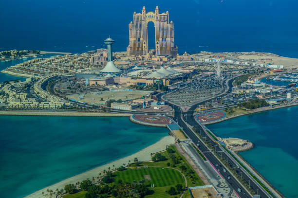 вид с высоты птичьего полета на город абу-даби со смотровой площадки - emirates palace hotel стоковые фото и изображения
