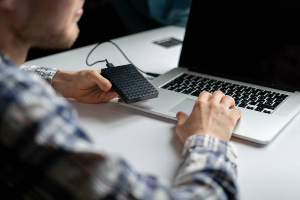 holding backup external hdd with archive and connect it to the laptop