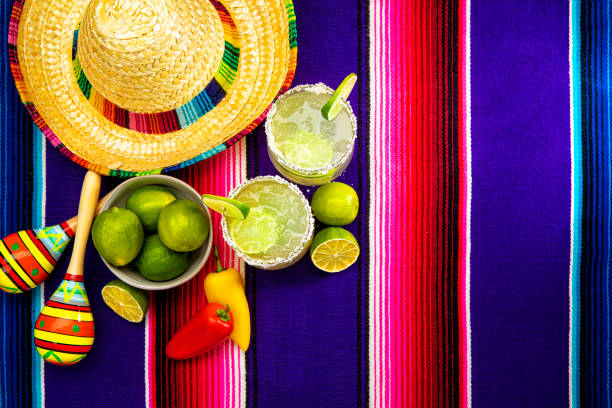 feliz cinco de mayo con dos copas de margarita en una colorida manta mexicana - patron tequila fotografías e imágenes de stock