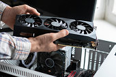 person-die-eine-computergrafik-grafikkarte-besitzt-krypto-mining-und-teiledefizit.jpg?b=1&s=170x170&k=20&c=AdiIBlWLLNvrQ9appL8kIJSmLWsVni1VikF3FnDI6aA=