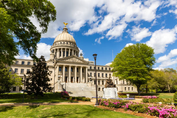 здание капитолия миссисипи в джексоне, штат миссури - mississippi jackson mississippi state capitol building capital cities стоковые фото и изображения