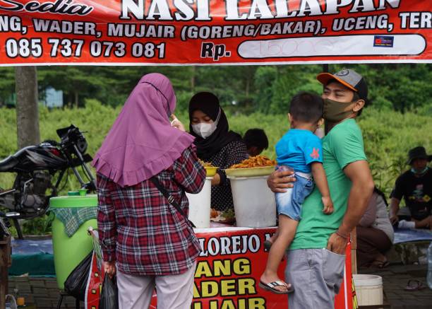 sprzedawca indonezyjskiego jedzenia w food court w simpang gumul dzień bez samochodu - roast chicken chicken full length roasted zdjęcia i obrazy z banku zdjęć