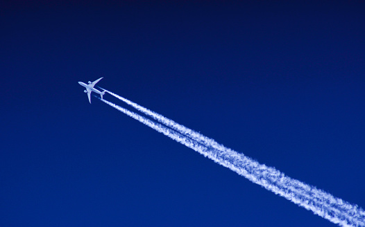 Jet de pasajeros bimotor a gran altitud photo