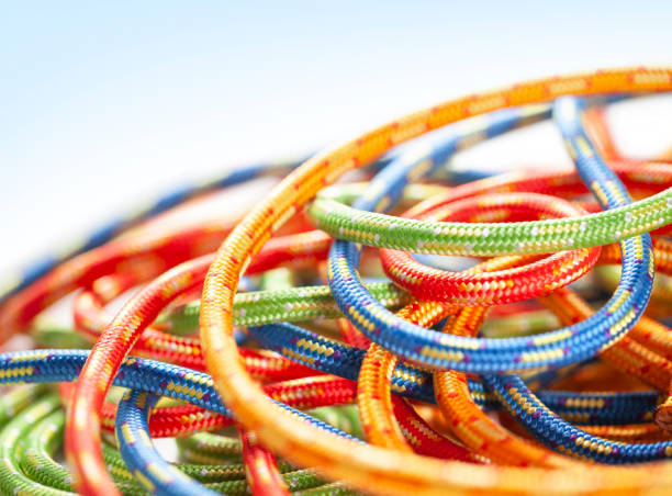 coloridas cuerdas enredadas - tied knot rope adversity emotional stress fotografías e imágenes de stock