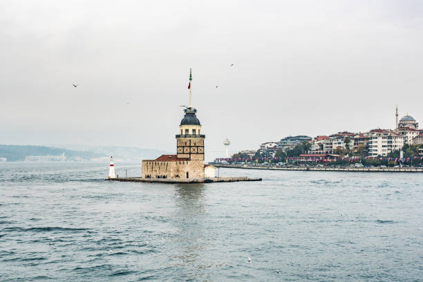 a torre das donzelas em istambul.  símbolo popular da cidade localizada em uma pequena ilhota do lado asiático de istambul - mosque europe part of day - fotografias e filmes do acervo