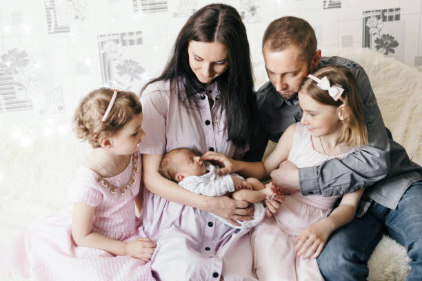 porträt einer glücklichen familie mit neugeborenem baby - sibling brother family with three children sister stock-fotos und bilder