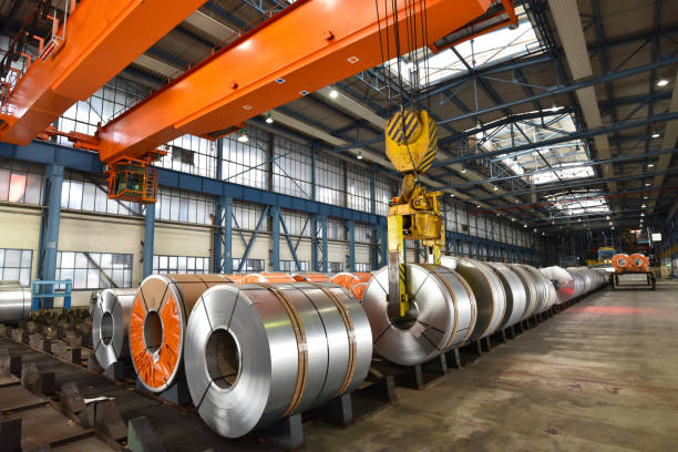 planta industrial para a produção de chapa metálica em um moinho de aço-armazenamento de rolos de folhas - steel mill - fotografias e filmes do acervo