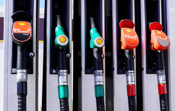 シェルガスステーションで異なる燃料でカラムを充填する - fossil fuel fuel pump car gasoline ストックフォトと画像