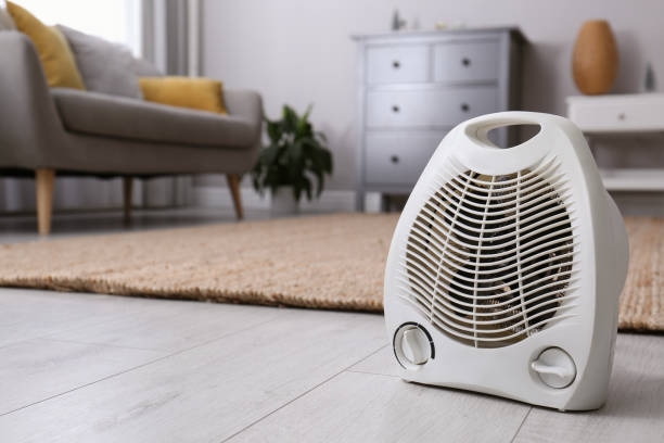 moderno termoventilatore elettrico sul pavimento di casa. spazio per il testo - electric heater foto e immagini stock