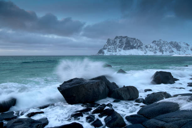 波と風の冬のウッタクライフビーチ - ロフォーテン諸島 - ノルウェー - snow winter coastline sunrise ストックフォトと画像