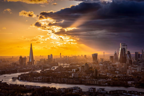 panorama dello skyline di londra durante un tramonto nuvoloso - weather england london england thames river foto e immagini stock
