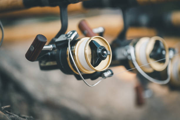 vista de cerca de la caña de pescar con spinning y carrete de un pescador al aire libre para relajarse - lure loc fotografías e imágenes de stock