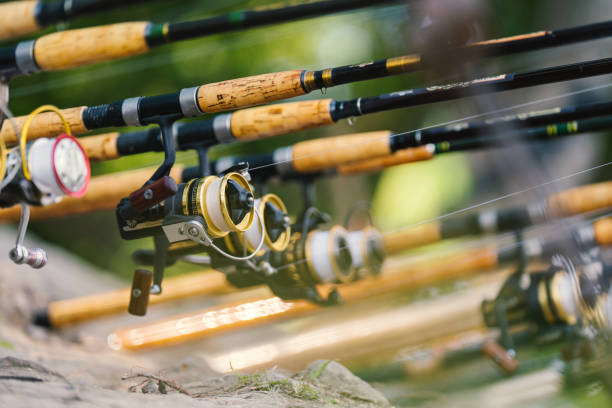 vista ravvicinata della canna da pesca con spinning e mulinello di un pescatore all'aperto per il relax - lure loc foto e immagini stock