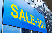verkauf-50-prozent-werbung-an-der-glasfa