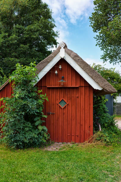 tool shed Wooden tool shed with thatched roof gebäude stock pictures, royalty-free photos & images