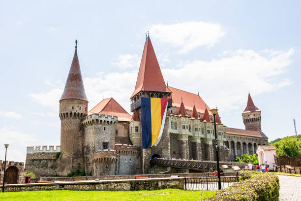 el castillo de corvin, o castillo de hunyad es un castillo gótico situado en transilvania, rumania - hunyad castle fotografías e imágenes de stock