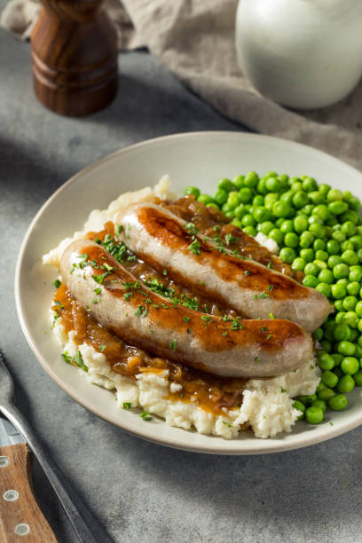 bangers e mash britannici fatti in casa - sausage food mash grilled foto e immagini stock