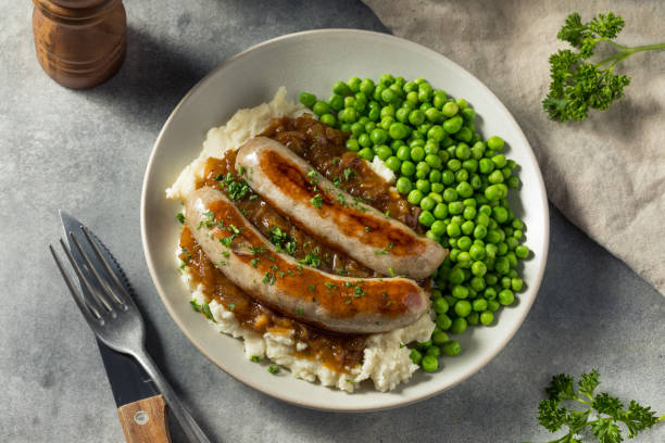 bangers e mash britannici fatti in casa - sausage food mash grilled foto e immagini stock