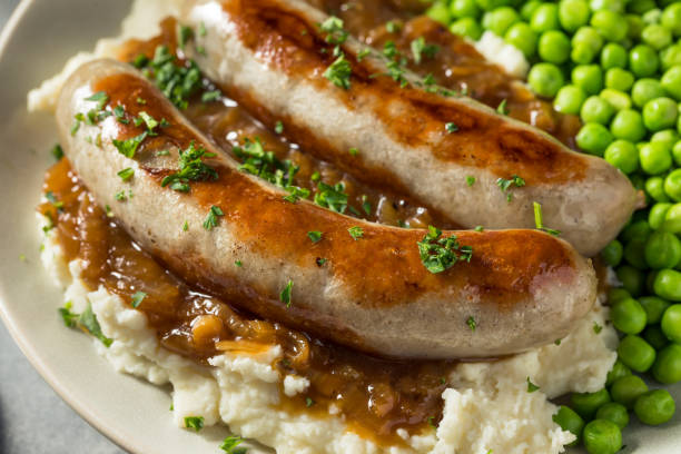 bangers e mash britannici fatti in casa - sausage food mash grilled foto e immagini stock