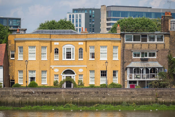 case a schiera sul fiume a hammersmith, londra - london england sash window house georgian style foto e immagini stock